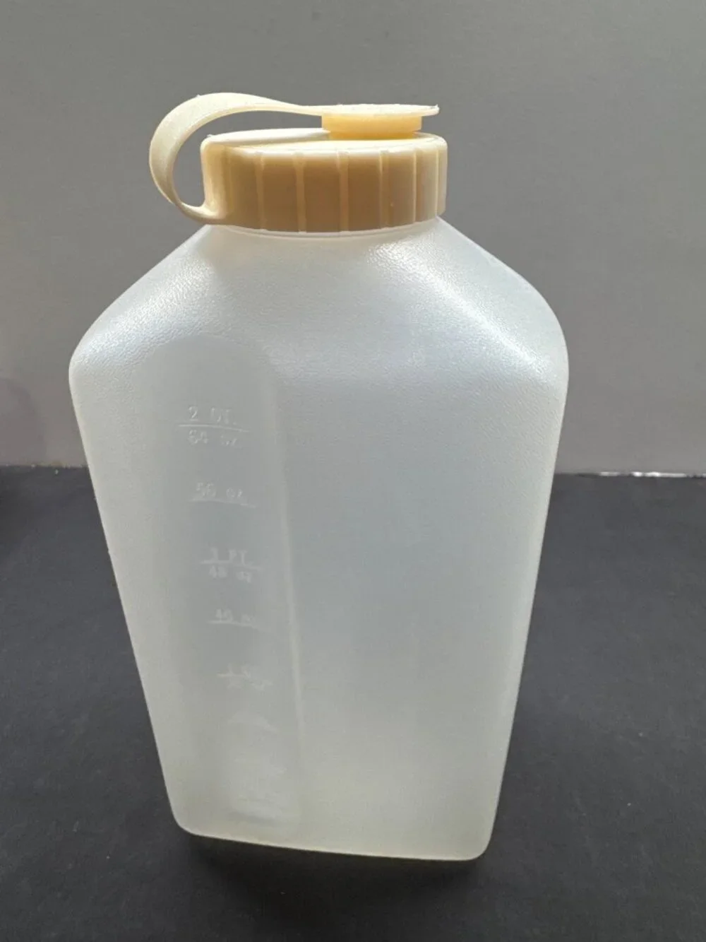 Rubbermaid Vintage Servin Saver 2-Quart Beverage Container Almond Flip-Top Lid D